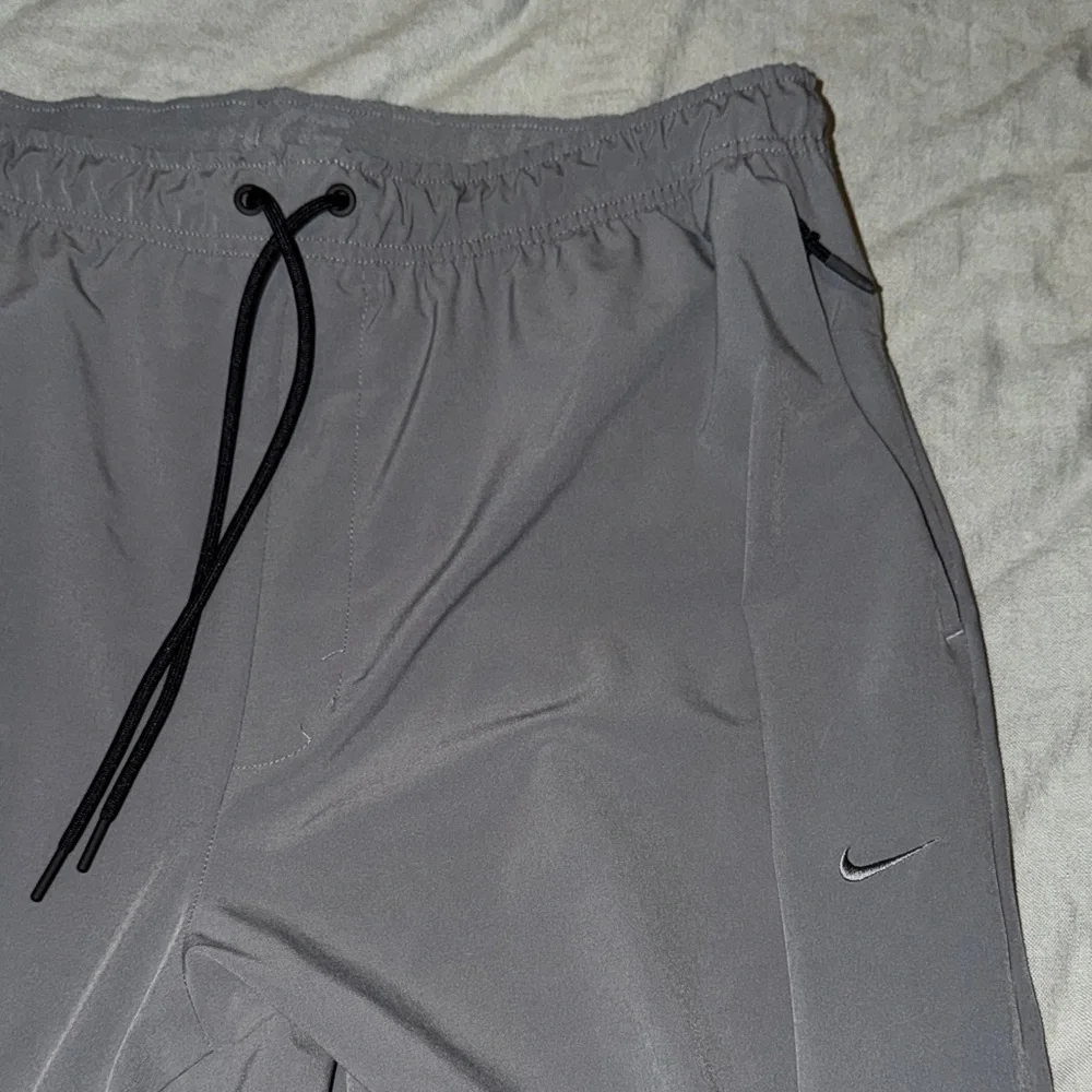 Nike Men's Light Gray Windbreaker Jacket and Pants - Picture 9 of 13